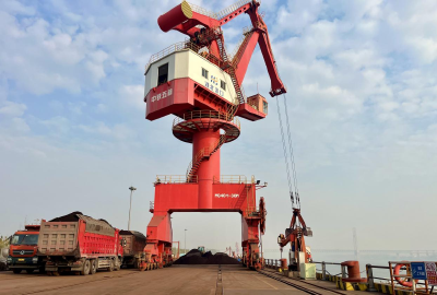 湖北鄂州三江港：通江达海上铁路 打造矿石输运“高速路”