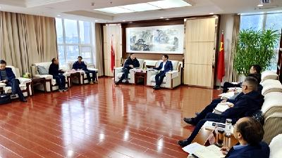 谢晓鸣杨丹华与深圳爱博绿环保公司副总裁贠飞一行座谈