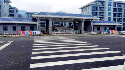 房县职校：校门口道路标线规划 助力人车分流举措实施