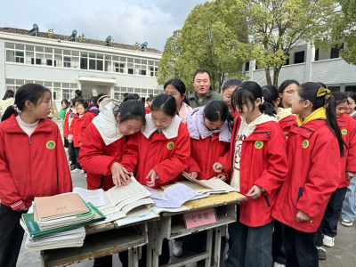 中坝学校：赏”优秀作业  “展”榜样风采 