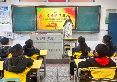 房县东城小学：宪法之光耀东城 法治种子植童心