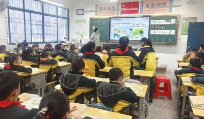 房县东城小学：凝心聚力共奋进 “英”花绽放在今朝