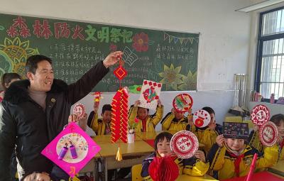 房县东城小学：巧手秀创意 欢乐迎新年