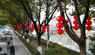 房县：扫尘除垢辞旧岁  火红灯笼迎新年