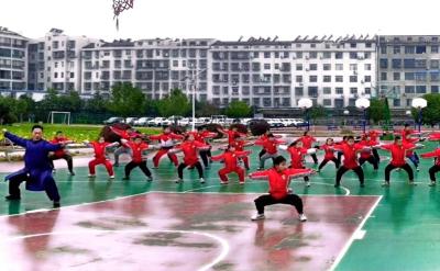房县东城小学：武术展风采 课间炼精兵