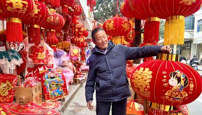 房县：传统饰品热销 喜庆年味渐浓