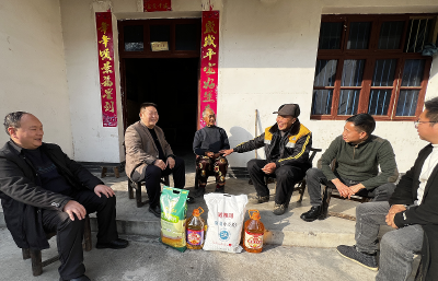 寒冬送温暖 真情暖人心——省发改委驻村工作队新春走访慰问困难村民