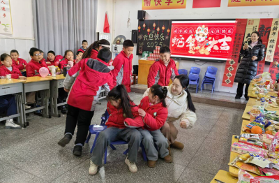 城关镇花宝小学：游戏闯关欢乐多 师生携手迎新年