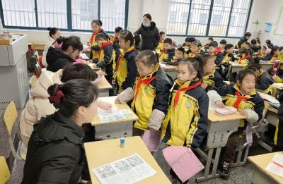 房县东城小学：趣味考试 “纸外”精彩