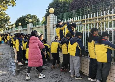 房县东城小学：全力清扫迎期末 校园旧貌换新颜
