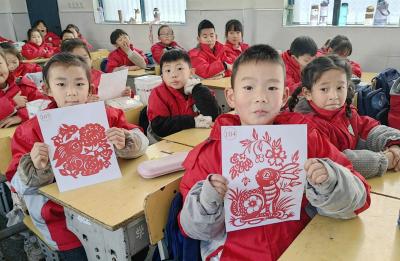 房县东城小学：巧手剪窗花 笑语迎新年