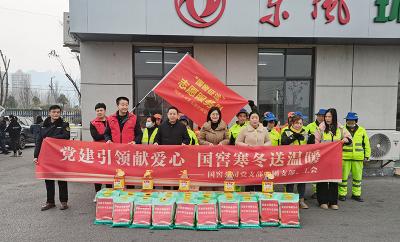 慰问一线工人  架好群众“连心桥”