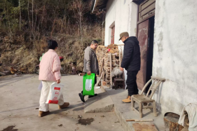 窑淮镇开展“迎新春 送温暖”特扶对象春节慰问活动