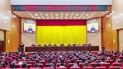 杨丹华在县政府十九届四次全体（扩大）会议上强调：锚定目标抓落实  奋勇争先抢开局