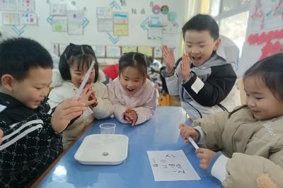 房县幼儿园：童心探科学 妙趣识张力