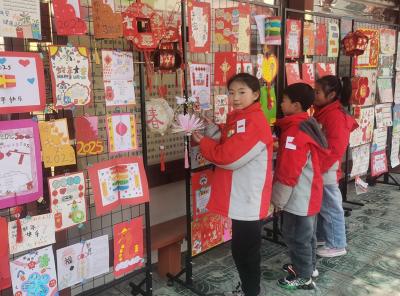 房县东城小学：灵蛇衔福迎新春创意作业绽光彩