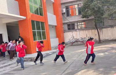 ​城关镇桃园小学：消防演练实操筑牢校园安全防线