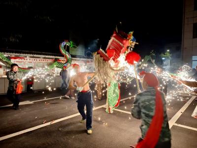 房县：万人“逐龙”闹元宵