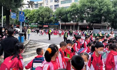 房县东城小学：多方携手筑牢安全防线 共护校园学子出行平安