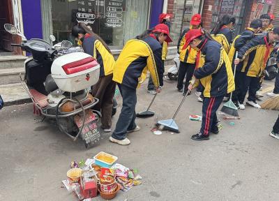 房县东城小学：师生携手“净”社区文明之光耀新春
