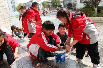 房县东城小学：大清扫扮靓校园景齐努力浇灌文明花