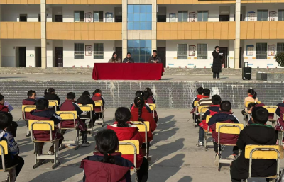 万峪小学举行开学典礼