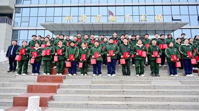 房县第一中学：举办游泳训练颁奖仪式