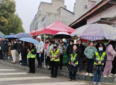 房县实验中学：风雨无阻护学岗 保驾护航暖人心