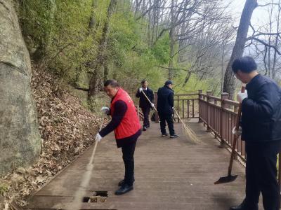 房县九道乡：领导干部齐行动 共护村庄清洁