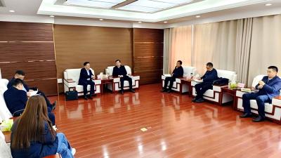 杨丹华与中国银行十堰分行党委书记、行长李仁俊座谈