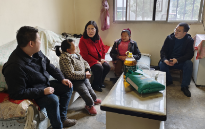 县残联深入上龛乡走访慰问困难残疾人家庭