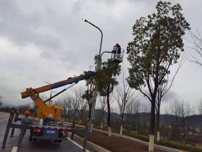 县城市管理执法局：精管细养护光明 匠心点亮夜归路