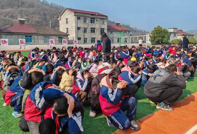 门古寺镇河兴小学：防震演练进校园 安全知识记心间