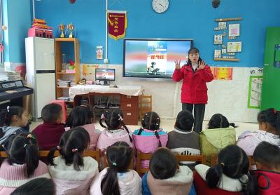 军店镇中心幼儿园：萌娃学雷锋 爱心满校园