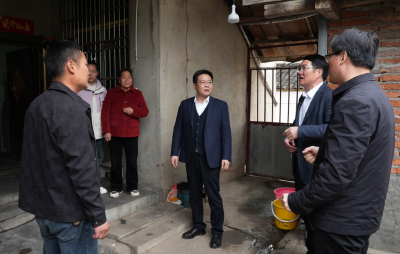 谢晓鸣在军店镇调研时强调：坚持党建引领基层治理和乡村振兴 推进农业增效农民增收