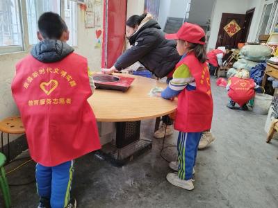军店镇月明小学：红领巾小马甲携手  雷锋精神 “链” 起万家情