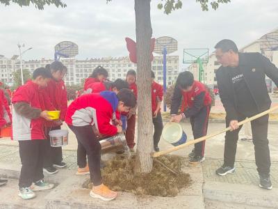 房县东城小学：共建绿色校园 “植”做绿色使者
