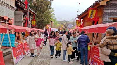 军店镇民俗展演火热 特色农产品直播走俏