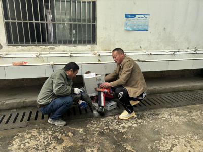 低年级孩童手卡下水道  师生合力10分钟成功解救