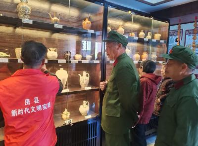 房县光荣院：文明实践暖人心 春日踏青叙温情