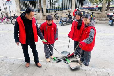 房县实验中学教联体：守护绿水青山 争做环保卫士