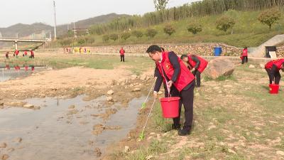 谢晓鸣杨丹华参加“清洁房县”活动并巡河