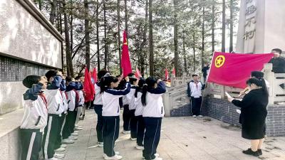 房县沙河乡中心学校：开展清明祭英烈活动