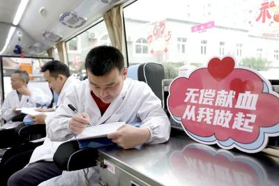 房县人民医院：献血车临时停靠 医护人员踊跃献血
