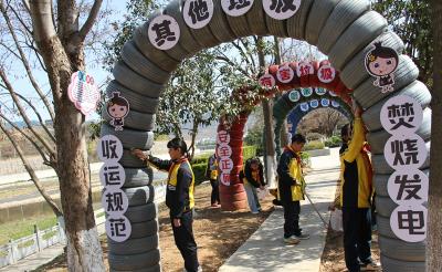 房县东城小学：师生携手护碧水 雷锋行动润童心