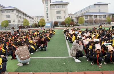 房县东城小学：开展防震应急疏散演练
