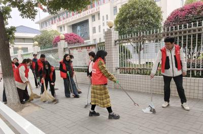 房县东城小学：志愿传递文明服务成就美丽