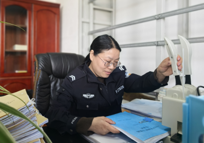 房县：八旬老人车流中穿行 警花及时出手化险为夷