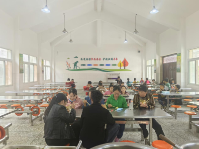 铺沟小学：“阳光食堂” 架起家校信任桥