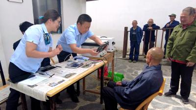 家门口更换社保卡 中国农业银行房县支行为民服务“零距离”